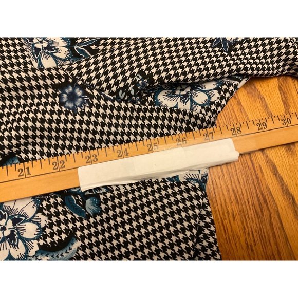 Avenue Woman’s Multi Color Floral With Stripe Trim Blouse Size 26/28 Scoop Neck - Picture 5 of 6